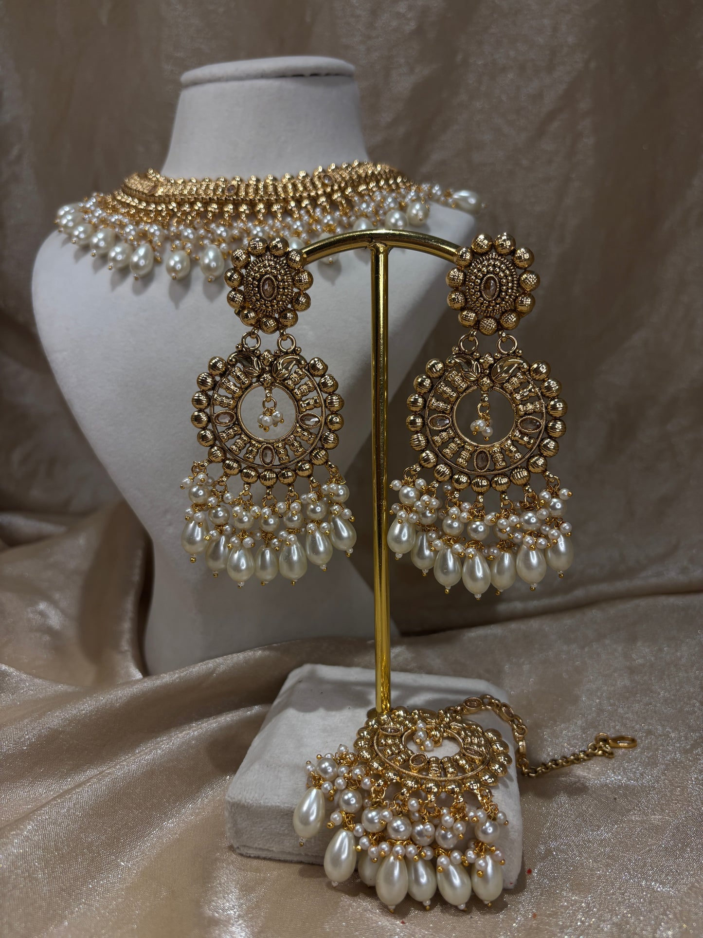 White antique gold necklace set