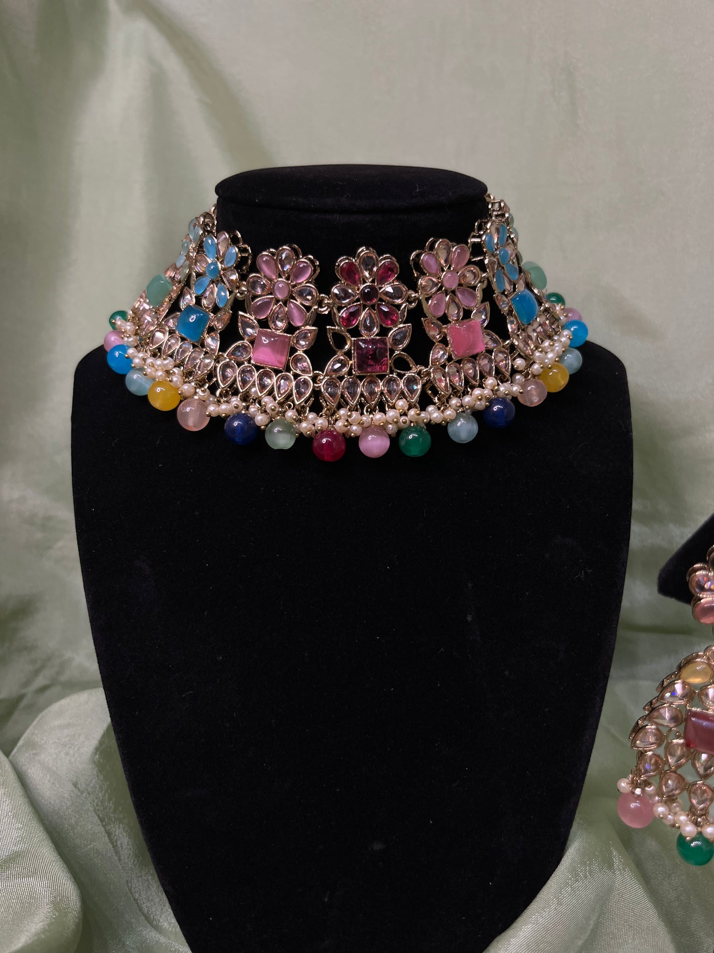 Multi-colour choker set