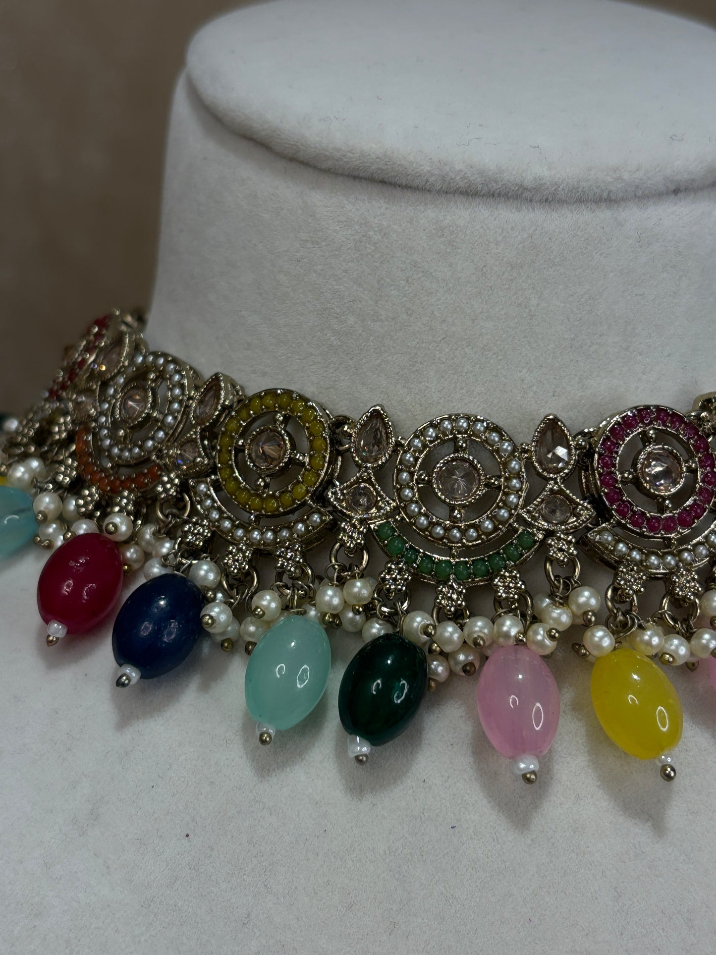 Multi-colour choker set