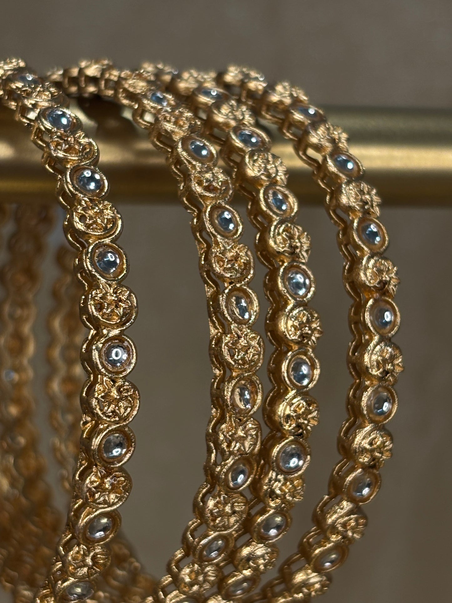 Yellow gold kare with stone details