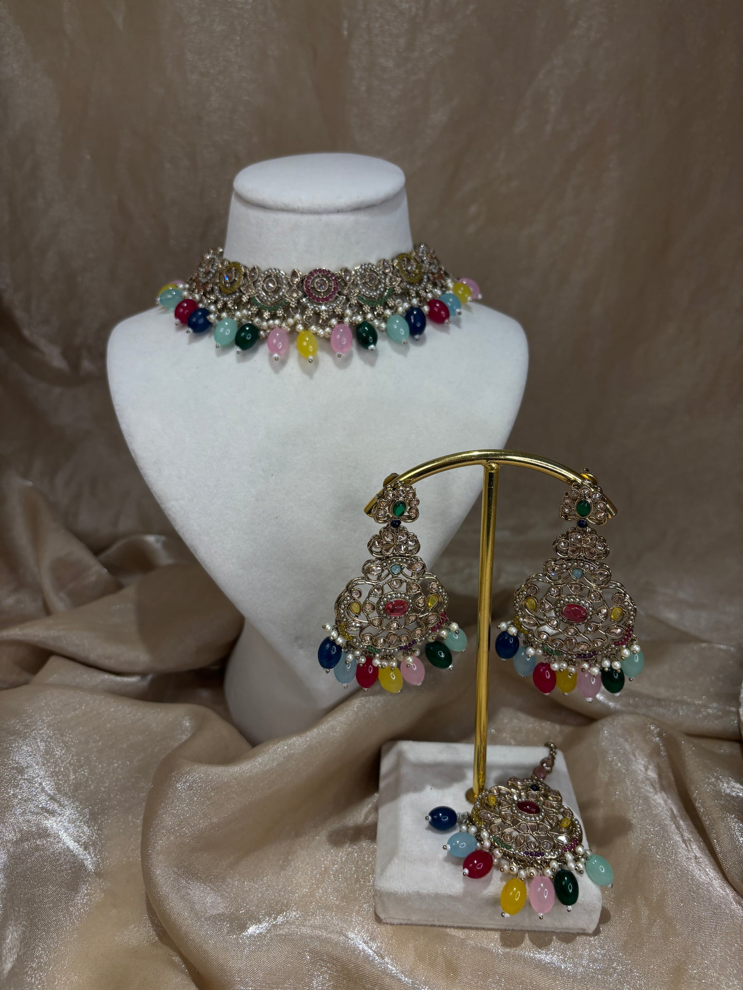 Multi-colour choker set