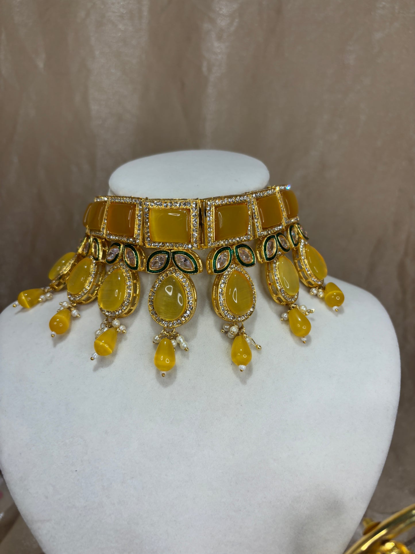 Yellow choker set