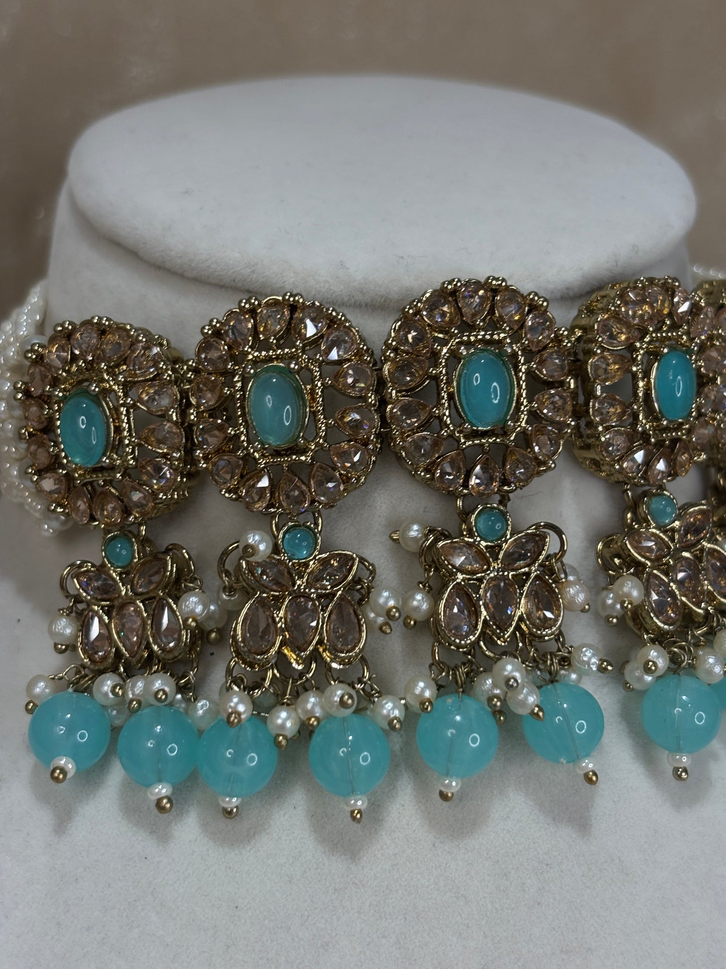 Light blue choker set
