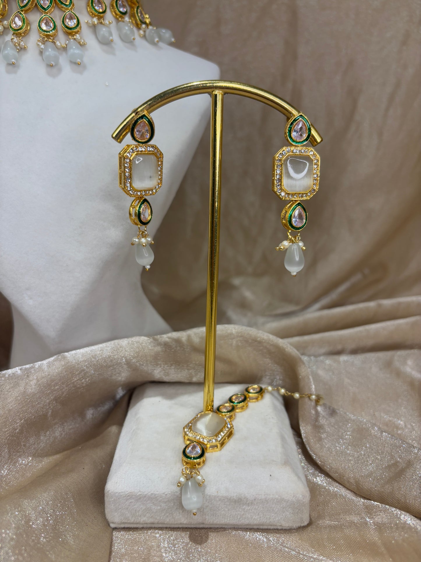 White choker set