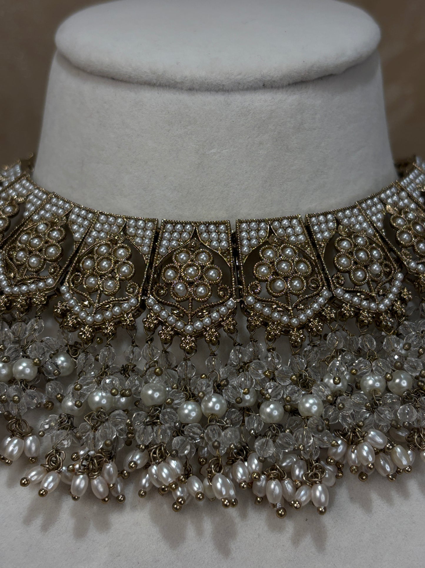 White/gold statement necklace set