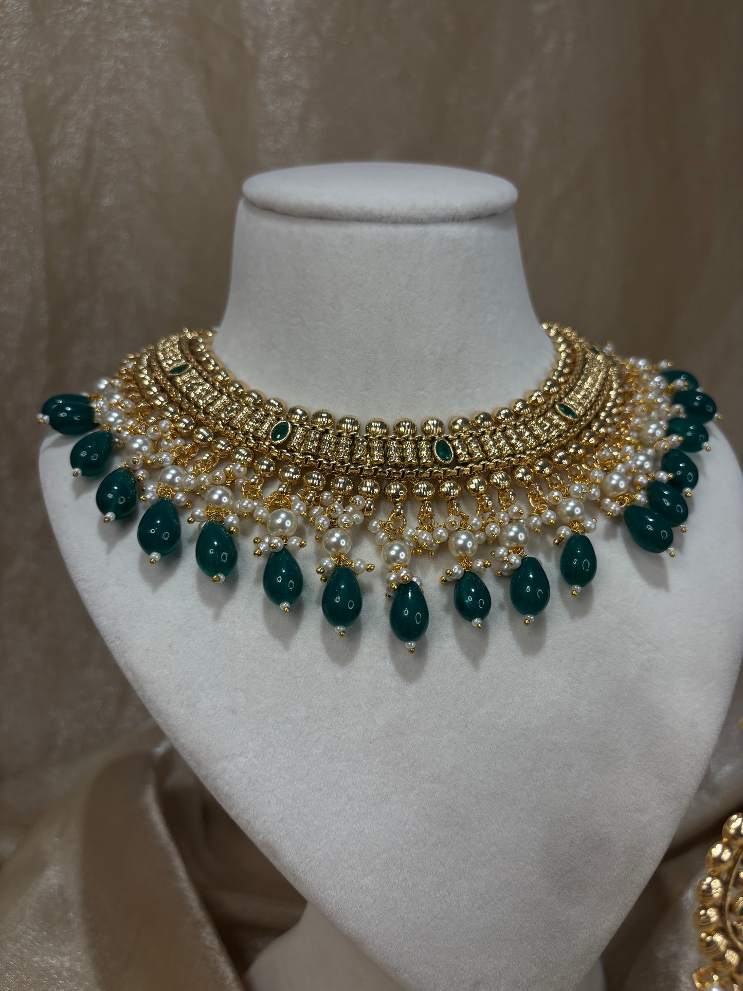 Emearld green antique gold necklace set
