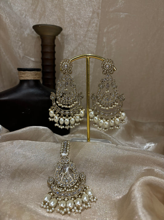 Gold earring/tikka set