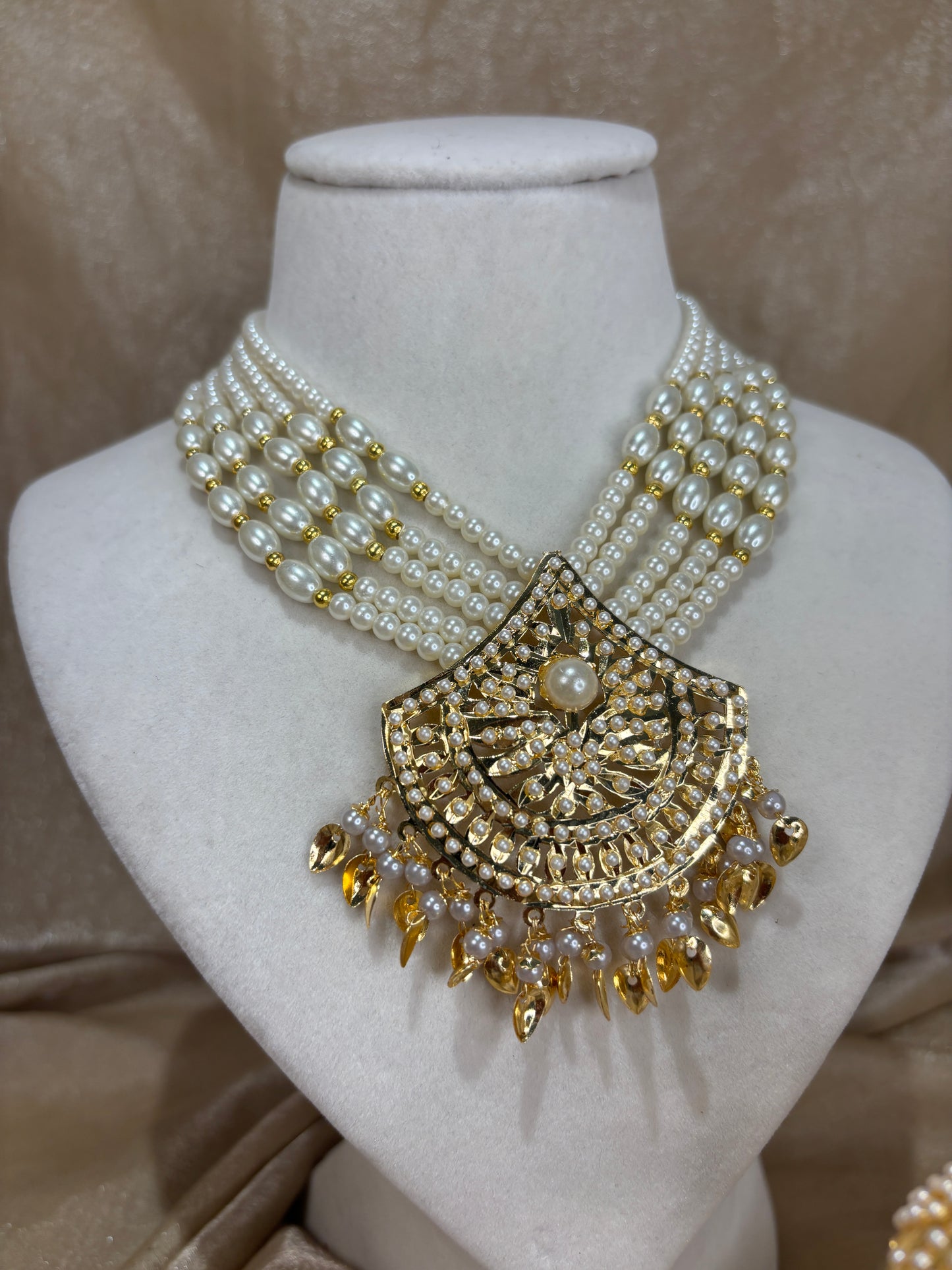 Gold jadau necklace set