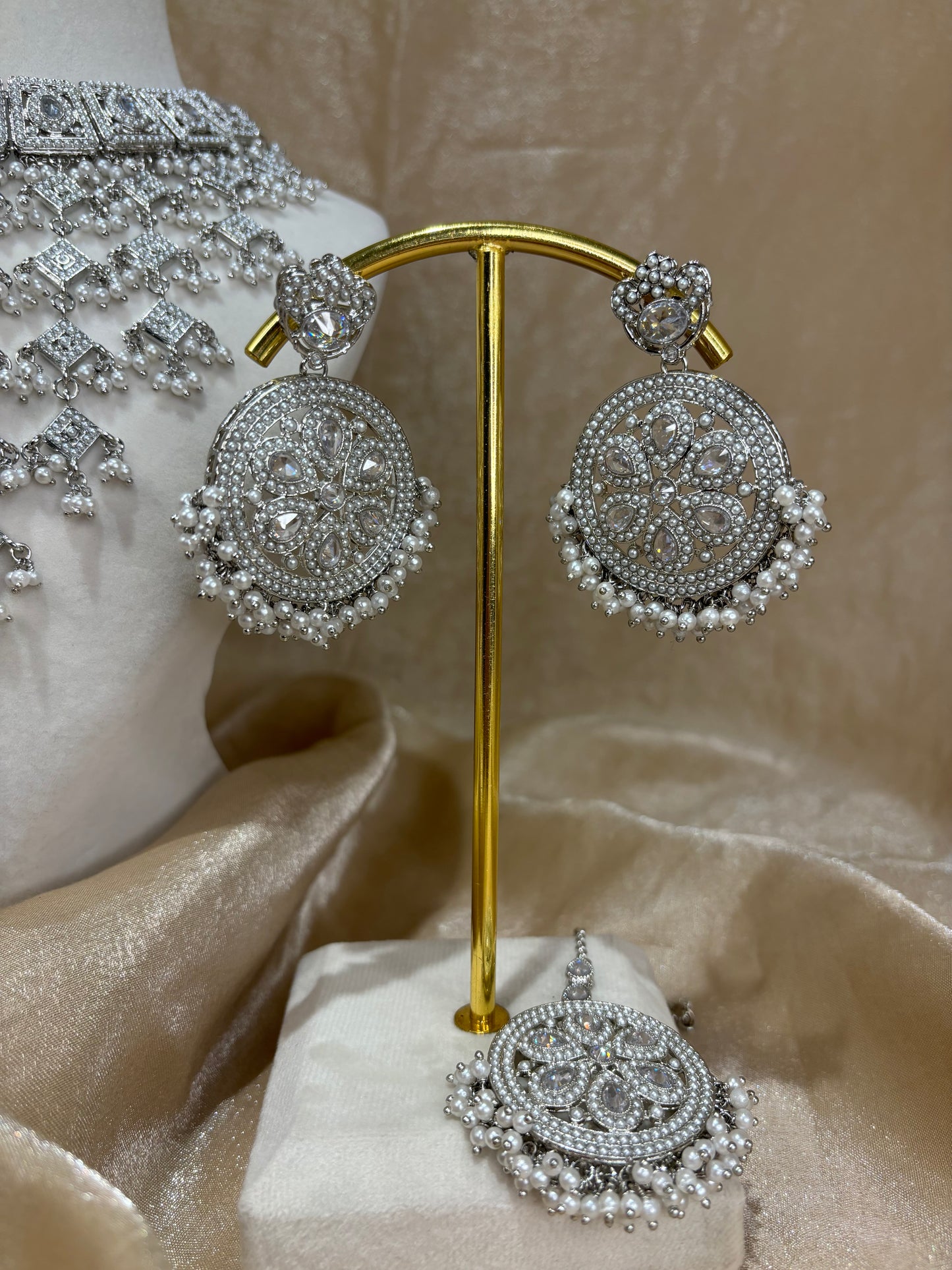 Silver v-shape necklace set