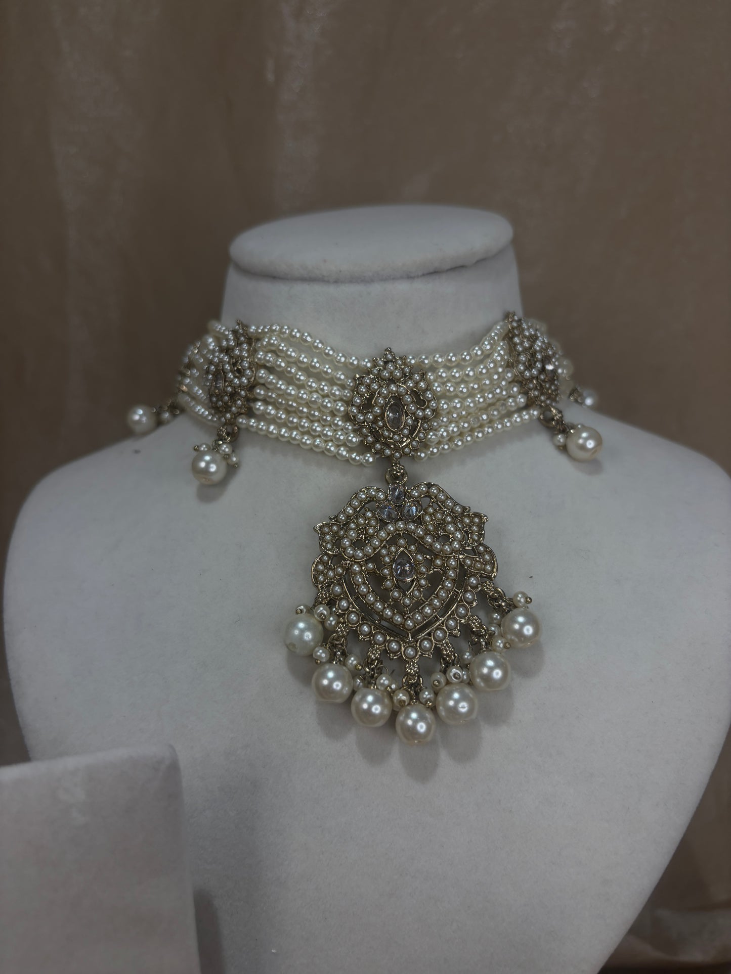 Gold/white choker set