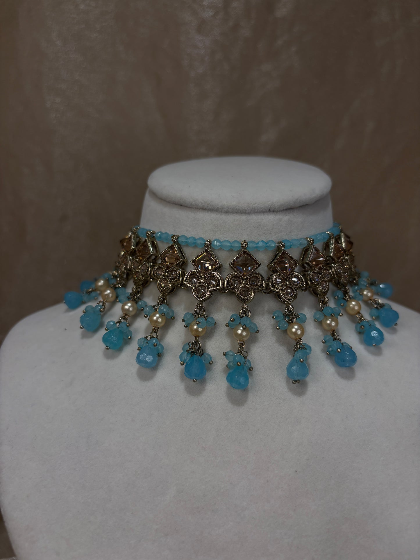 Light blue choker set