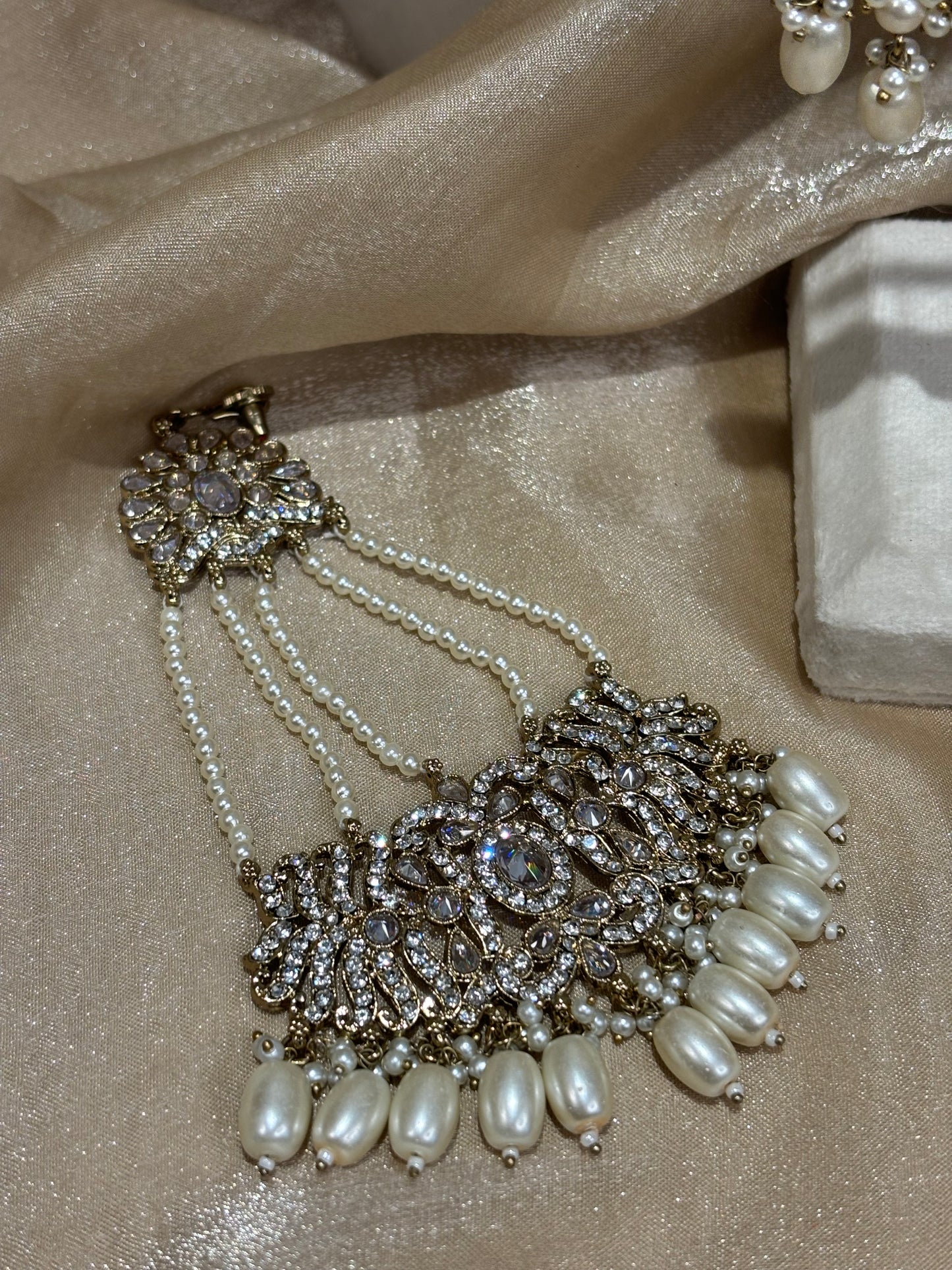 White-gold choker set