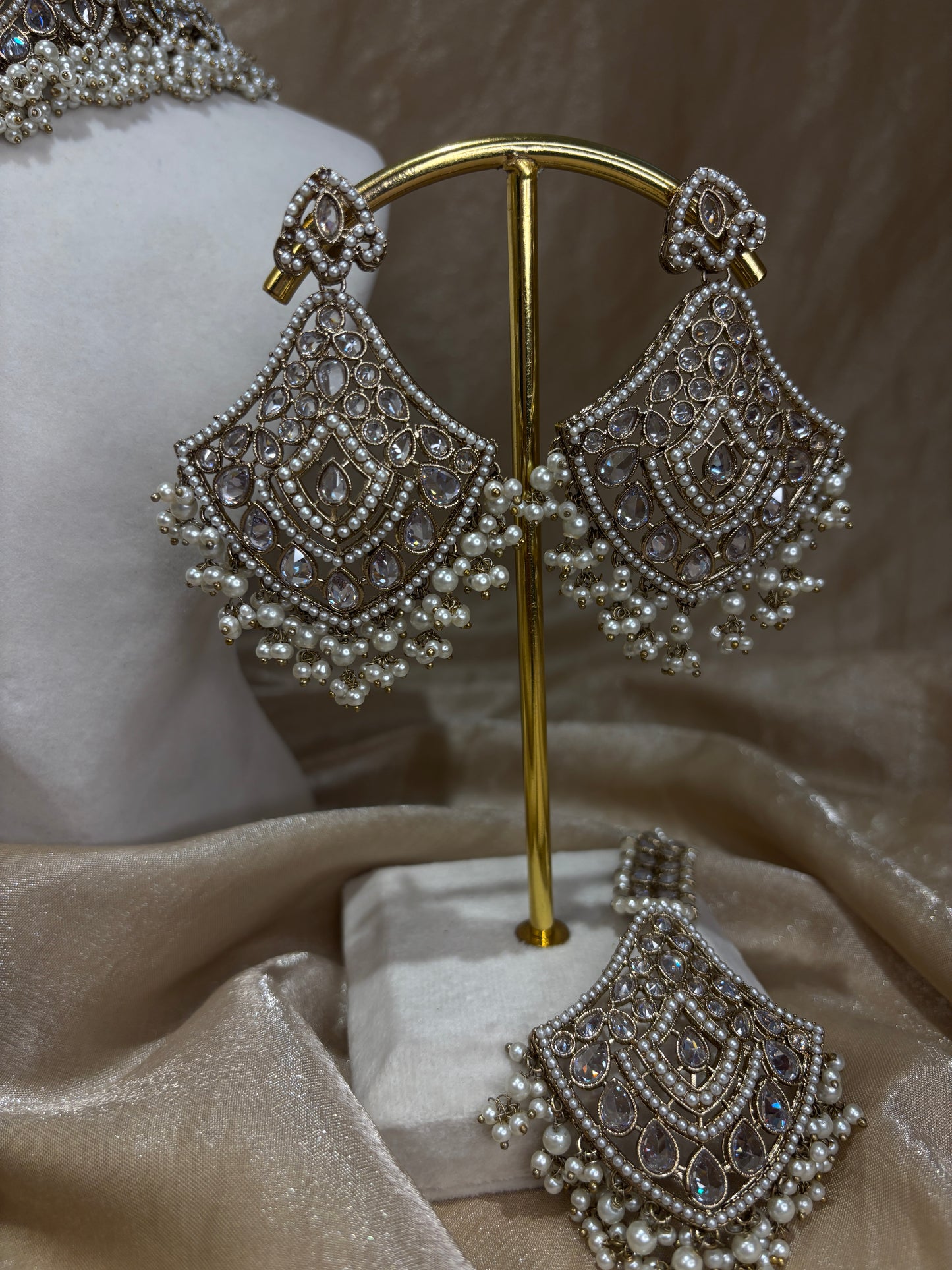 White choker set