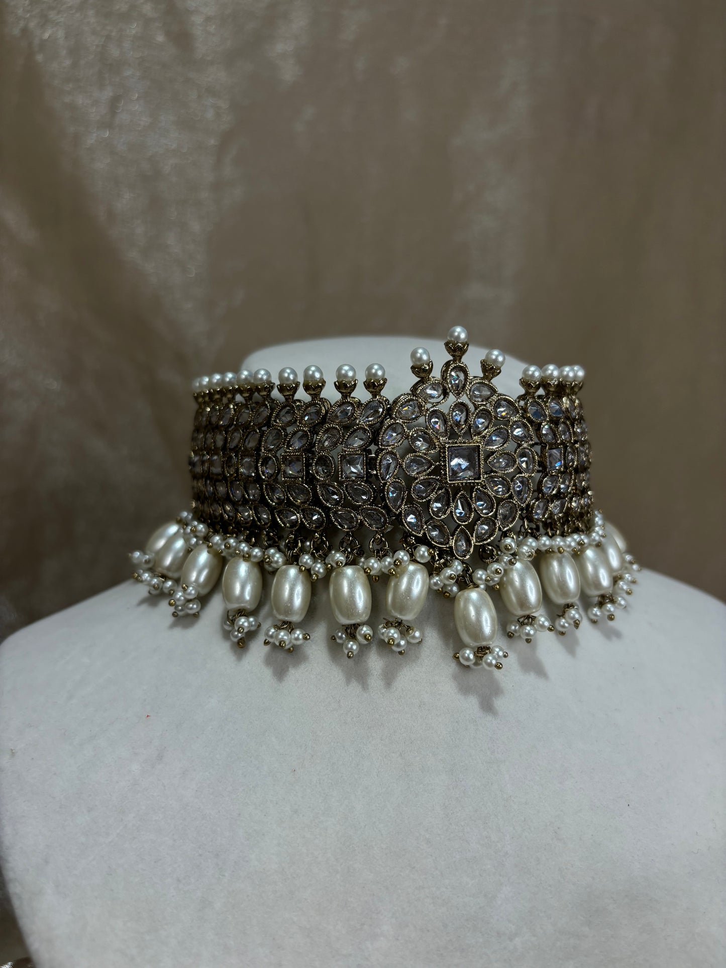 White-gold choker set