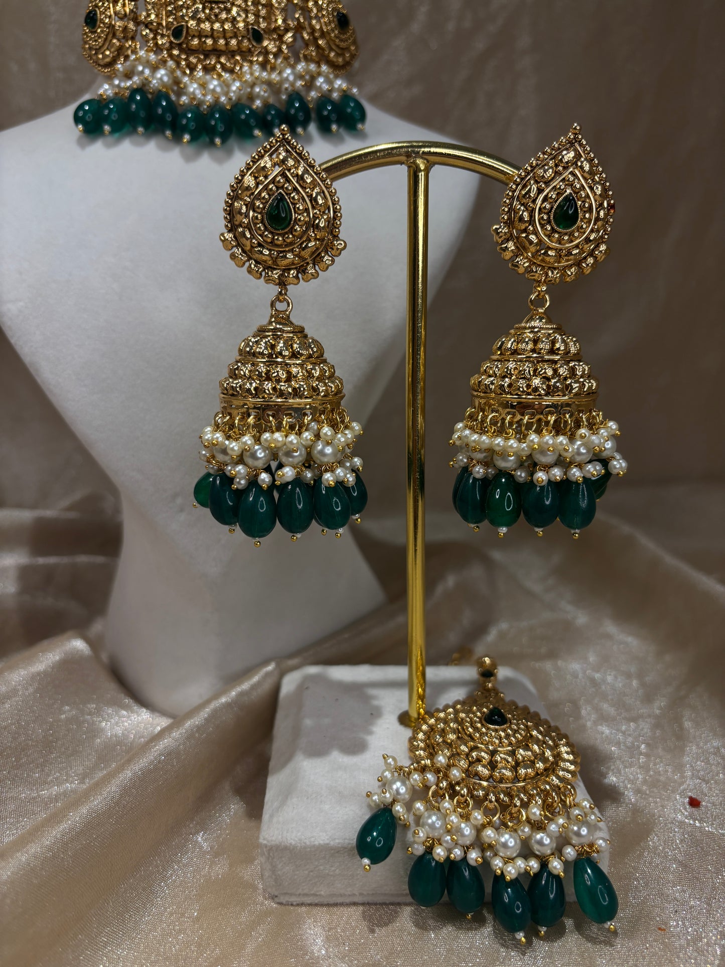 Emerald green antique gold choker set