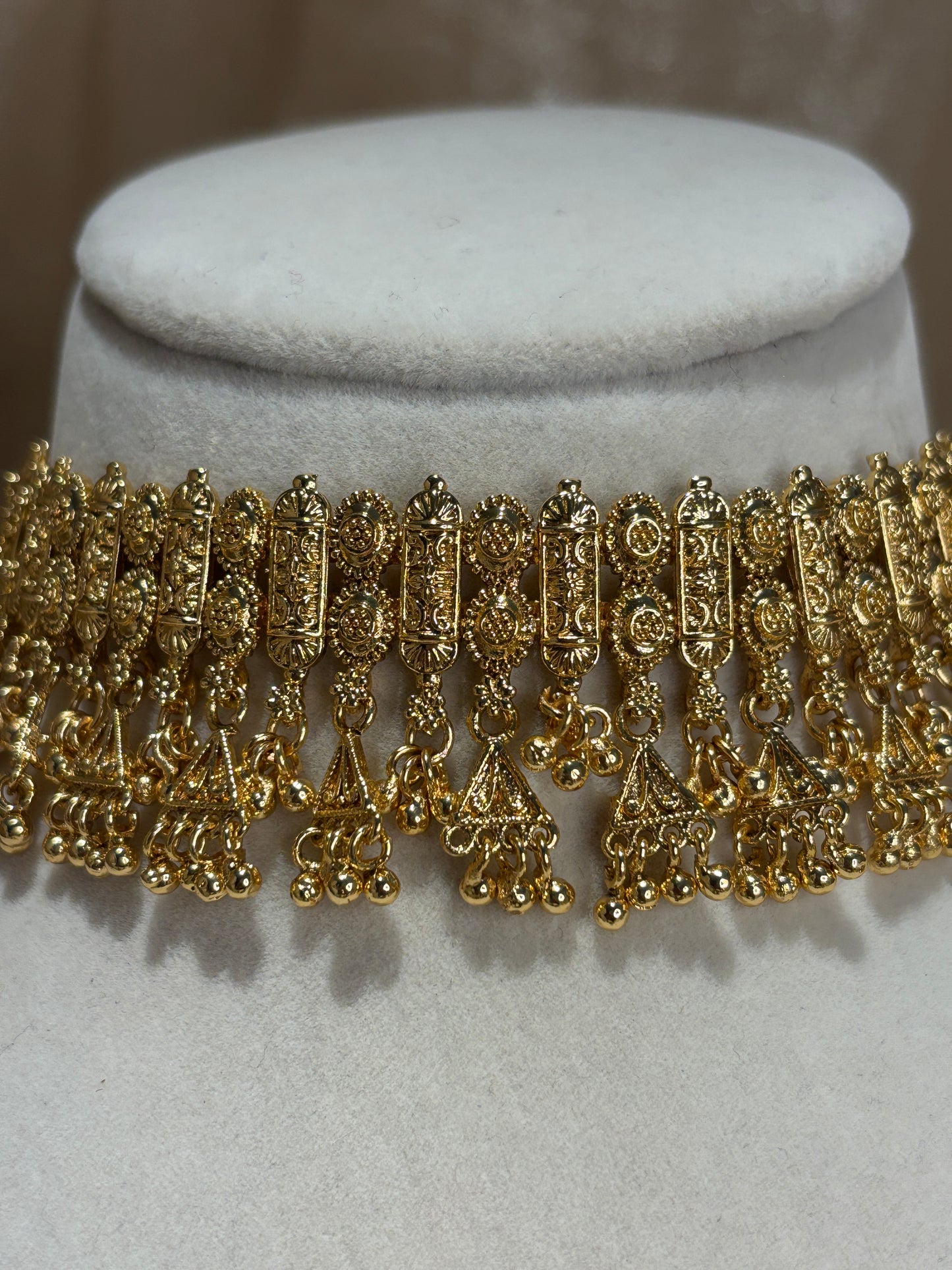 Gold-look choker set