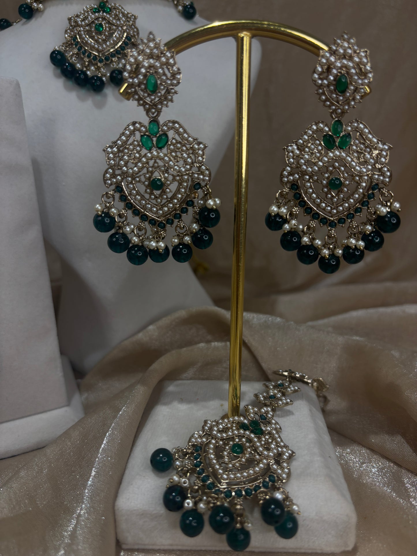 Emerald choker set