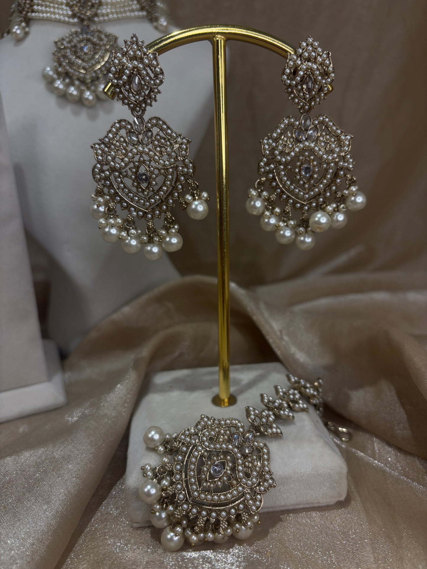 Gold/white choker set
