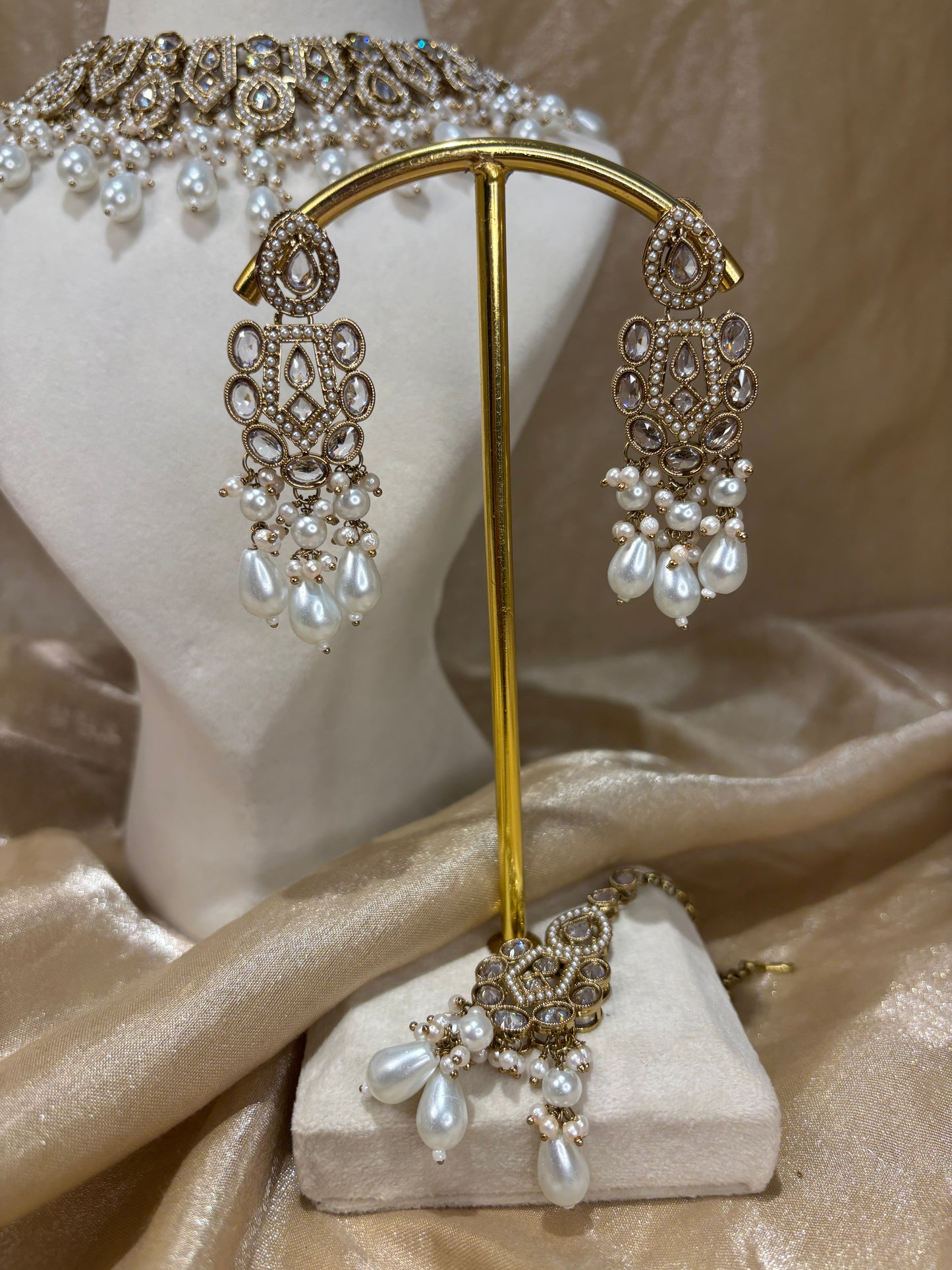 White/gold choker set