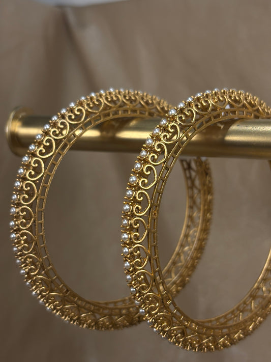 Gold pearl detail kare