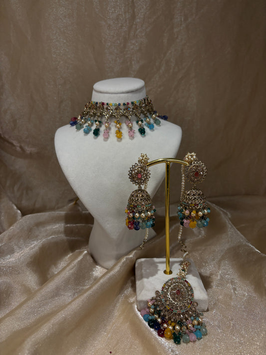 Multi-colour choker set