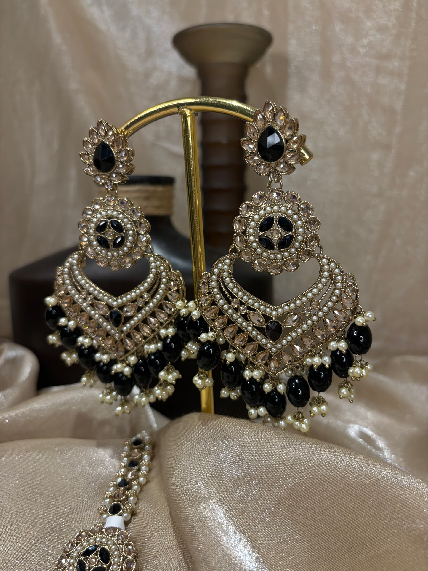Black earring/tikka set