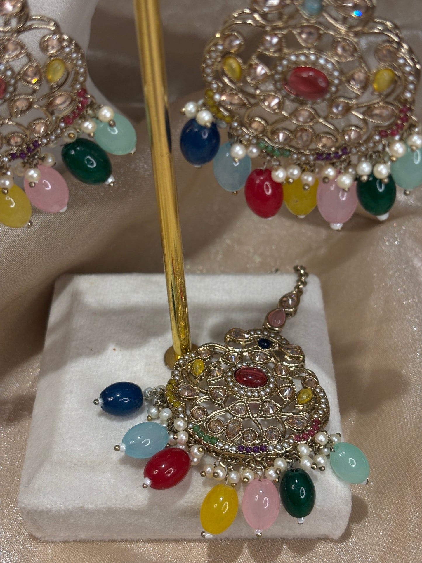 Multi-colour choker set