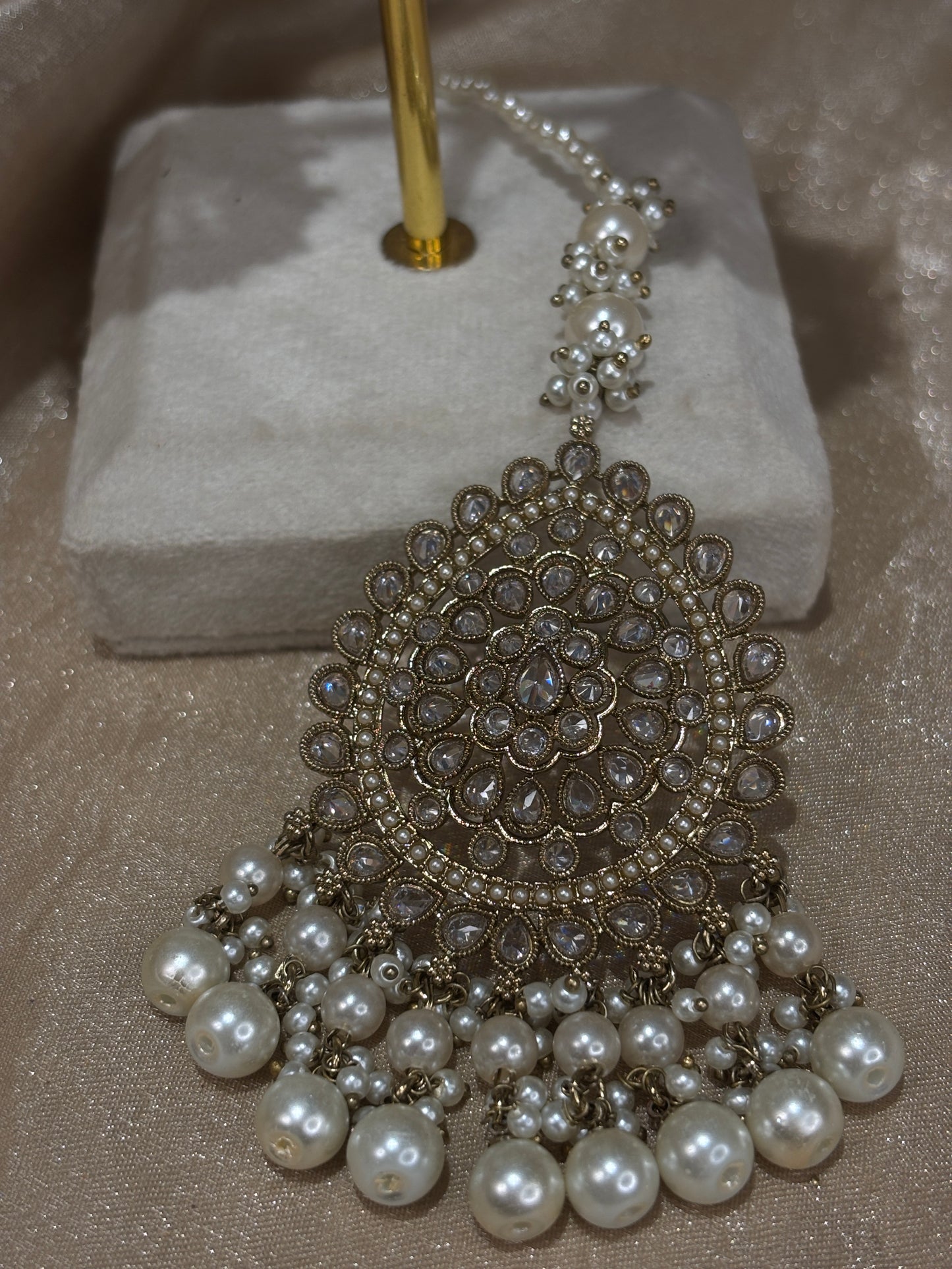 White/gold choker set
