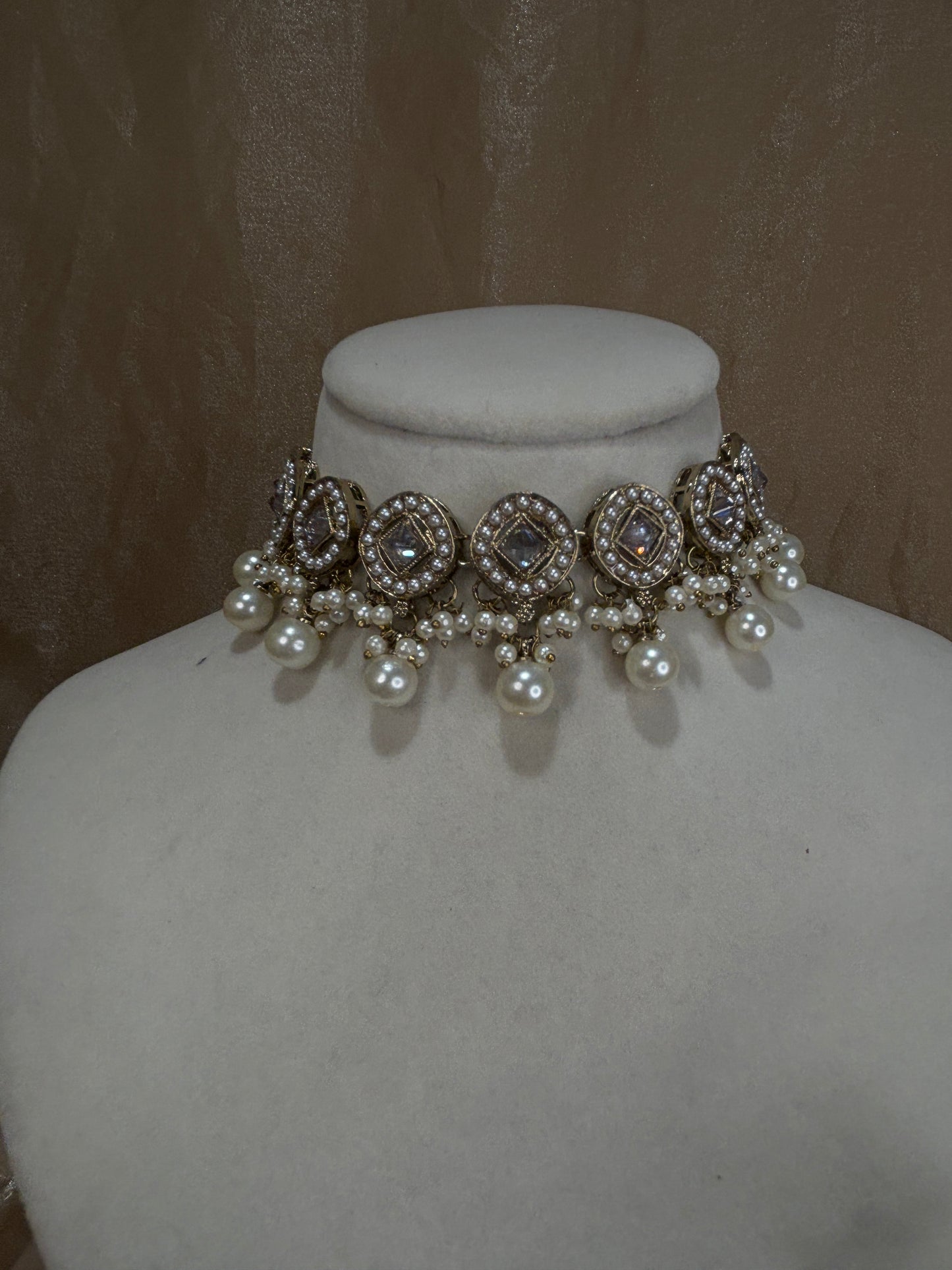 White/gold choker set