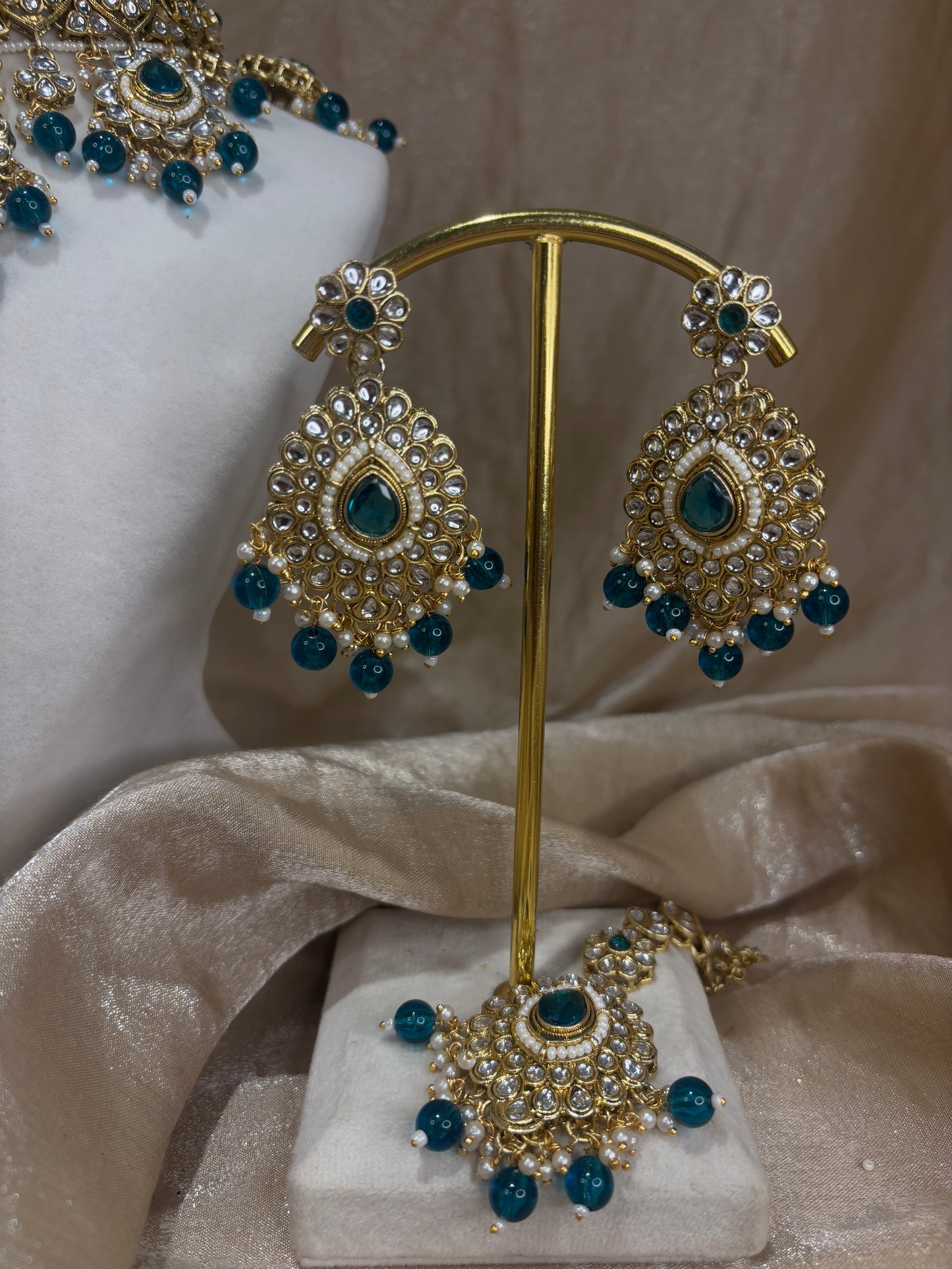Teal choker set