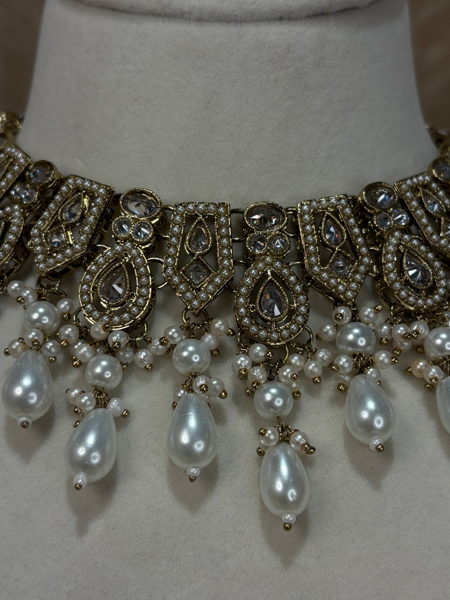 White/gold choker set