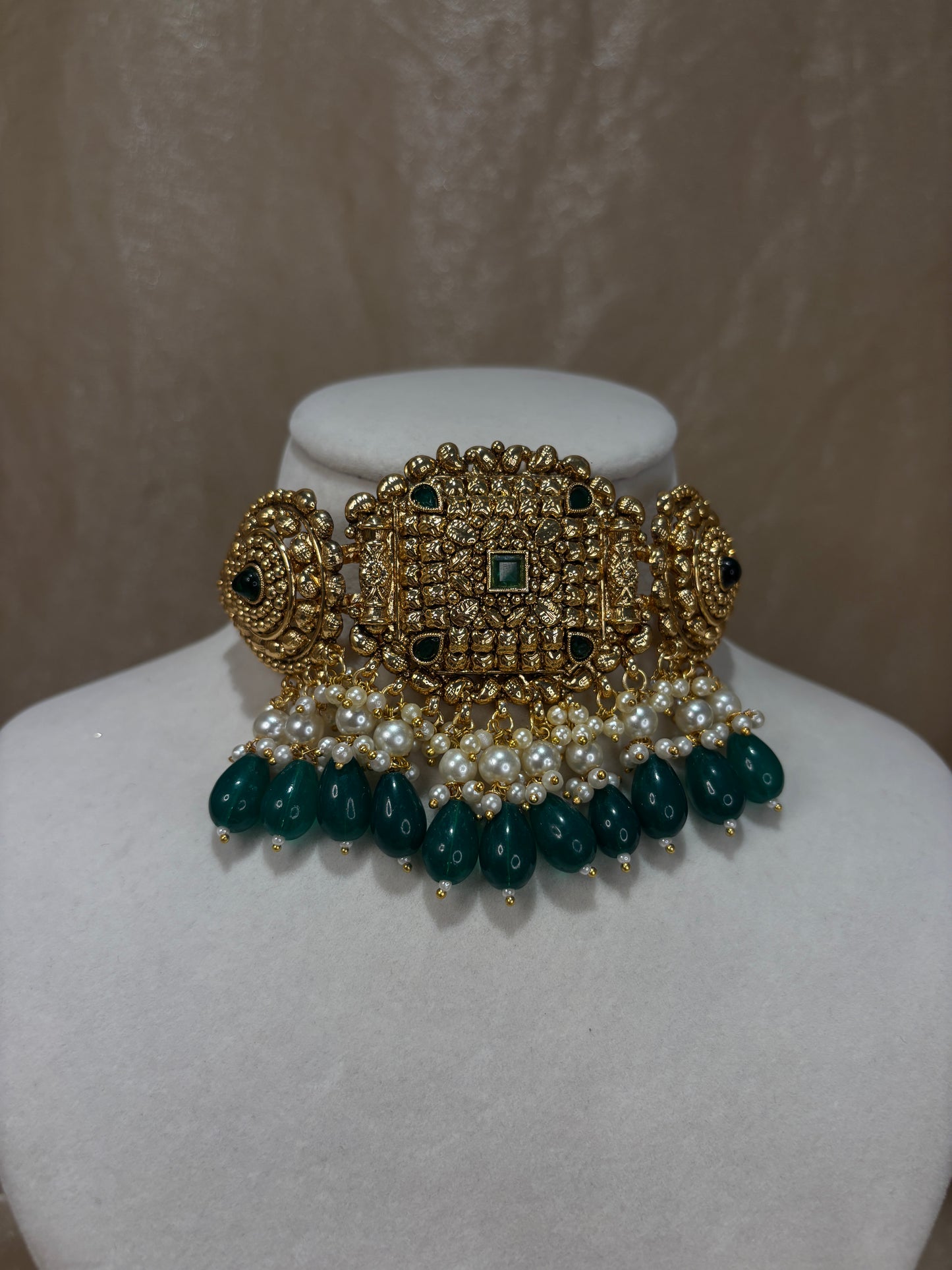 Emerald green antique gold choker set