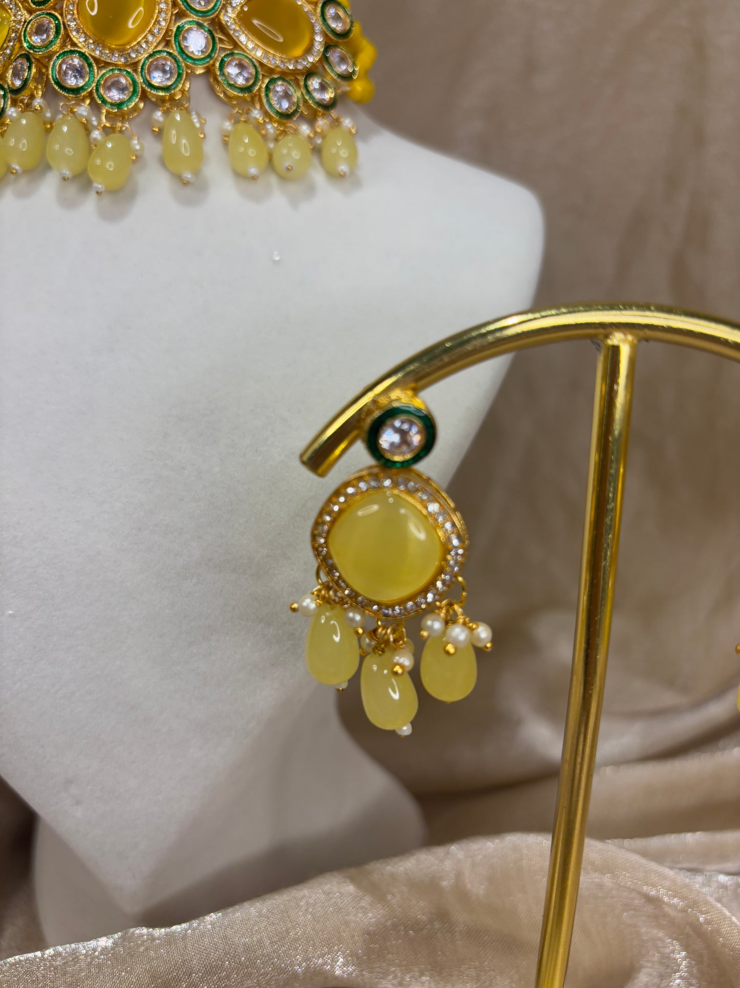 Yellow choker set