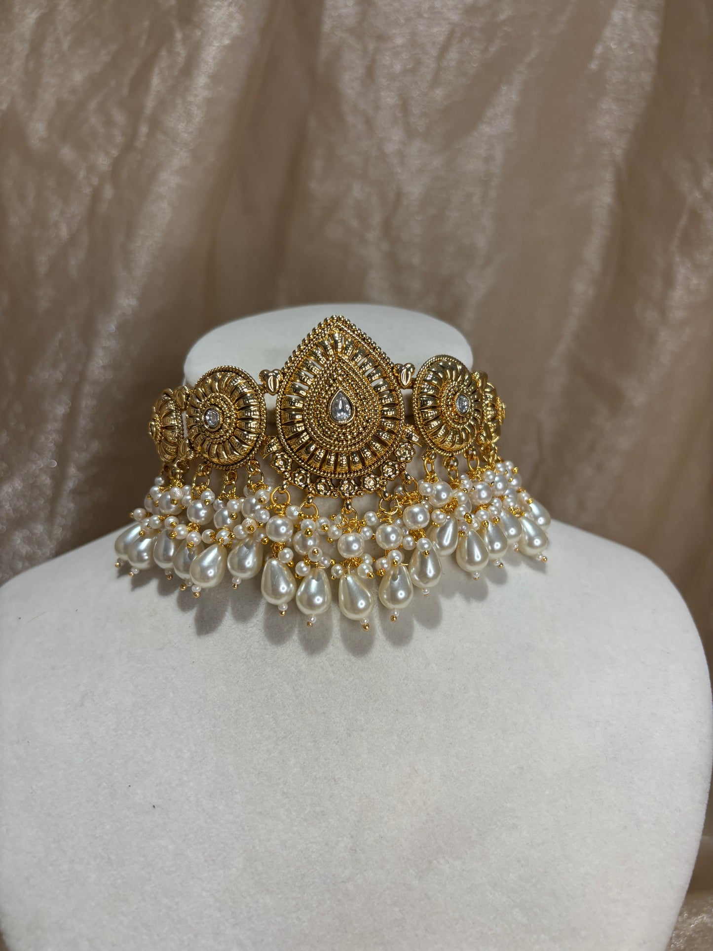 Gold-look choker set