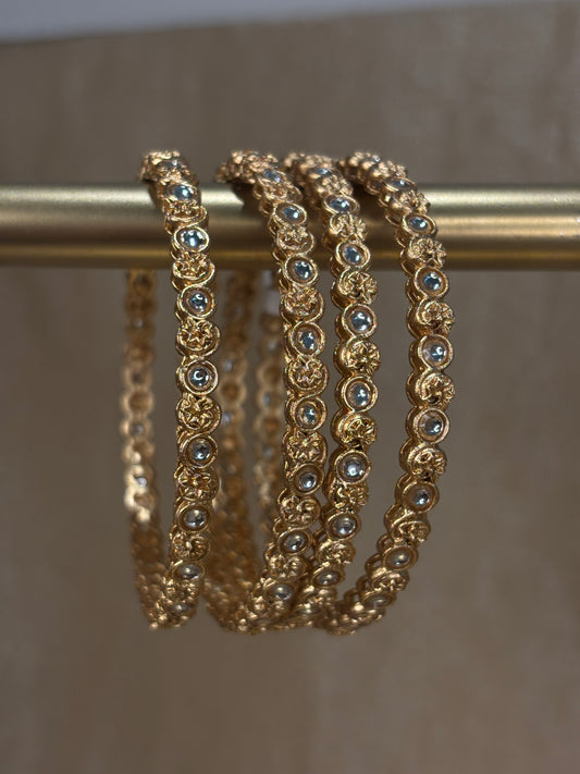 Yellow gold kare with stone details