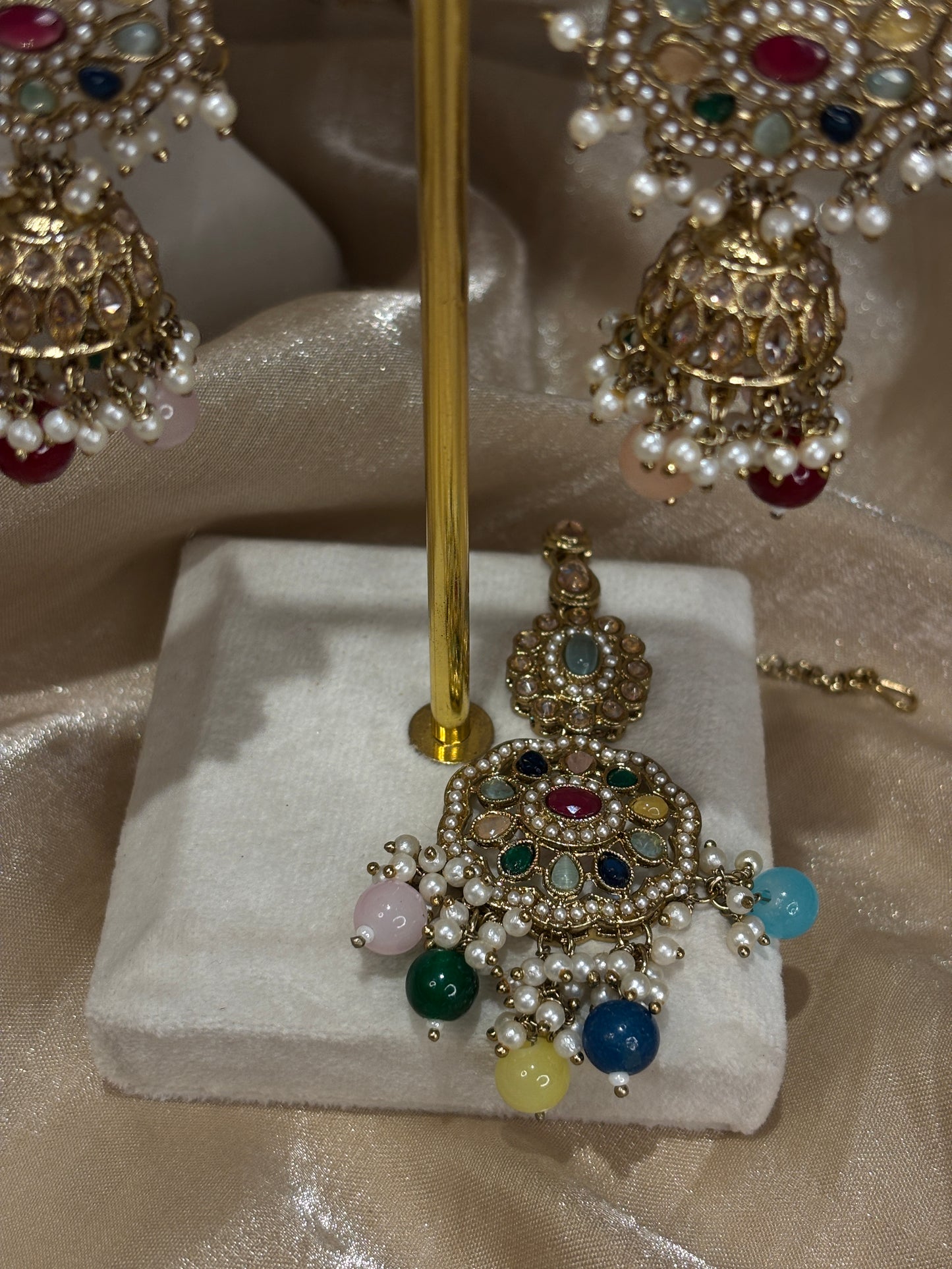 Multi-colour choker set