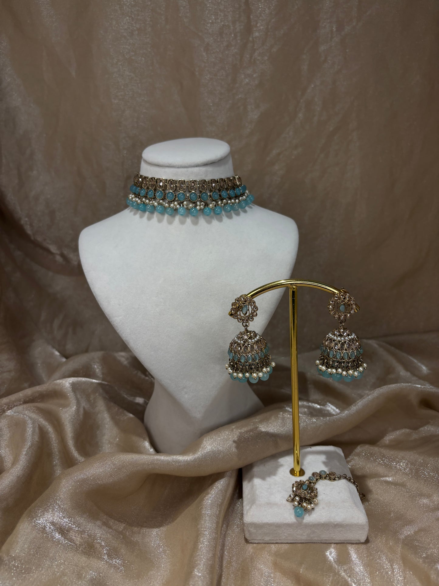 Light blue choker set