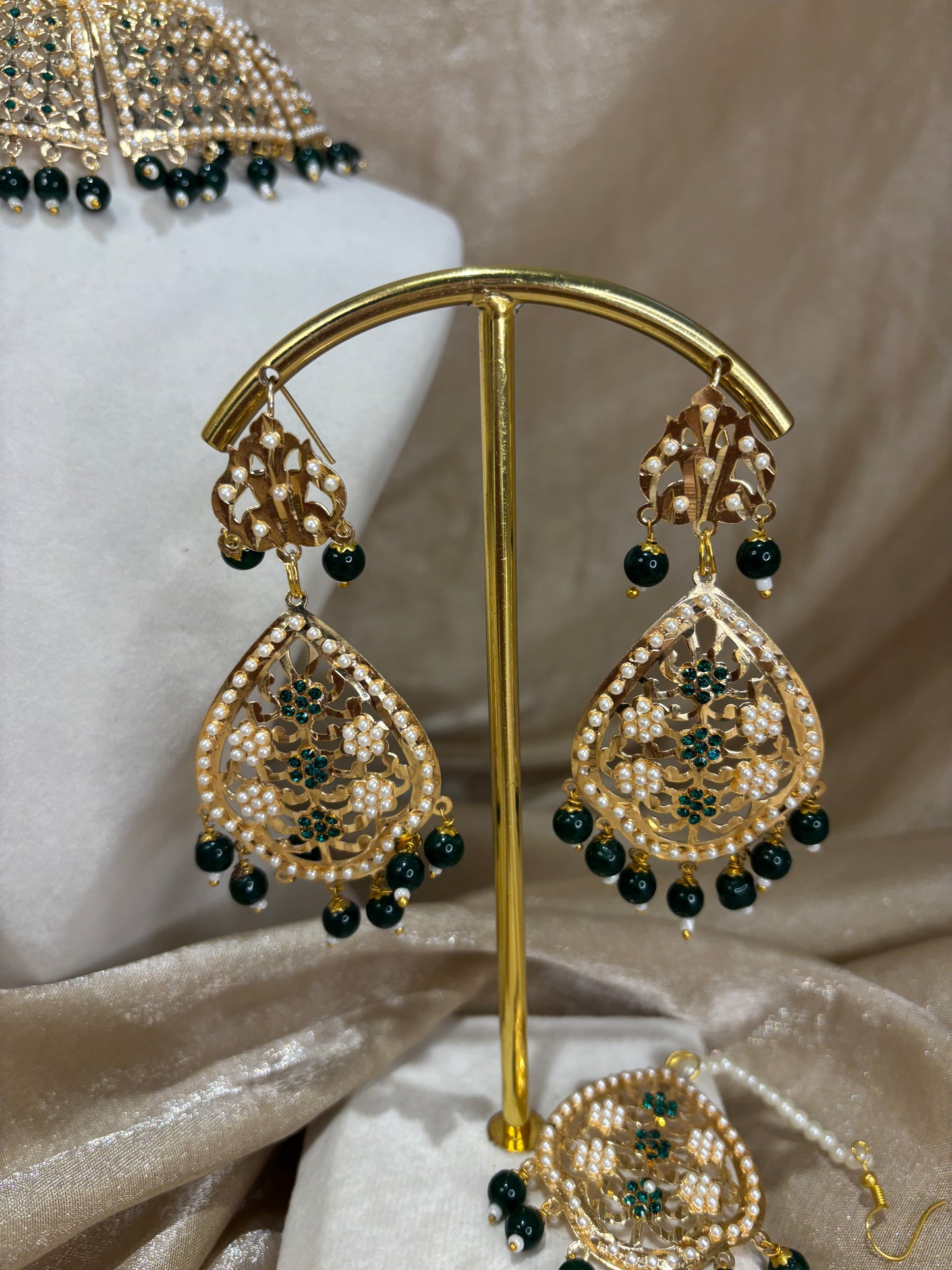 Emerald green jadau choker set