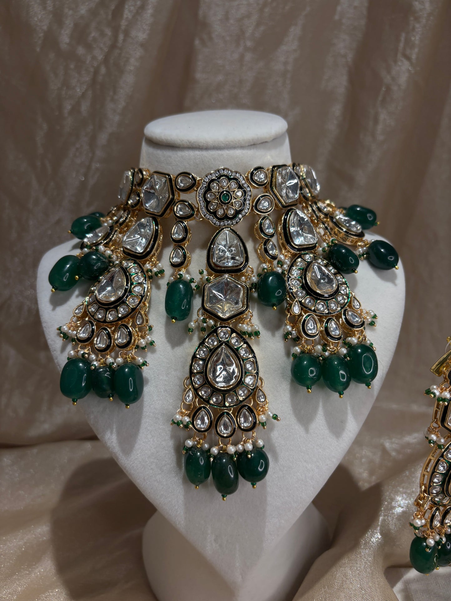 Heavy green choker set