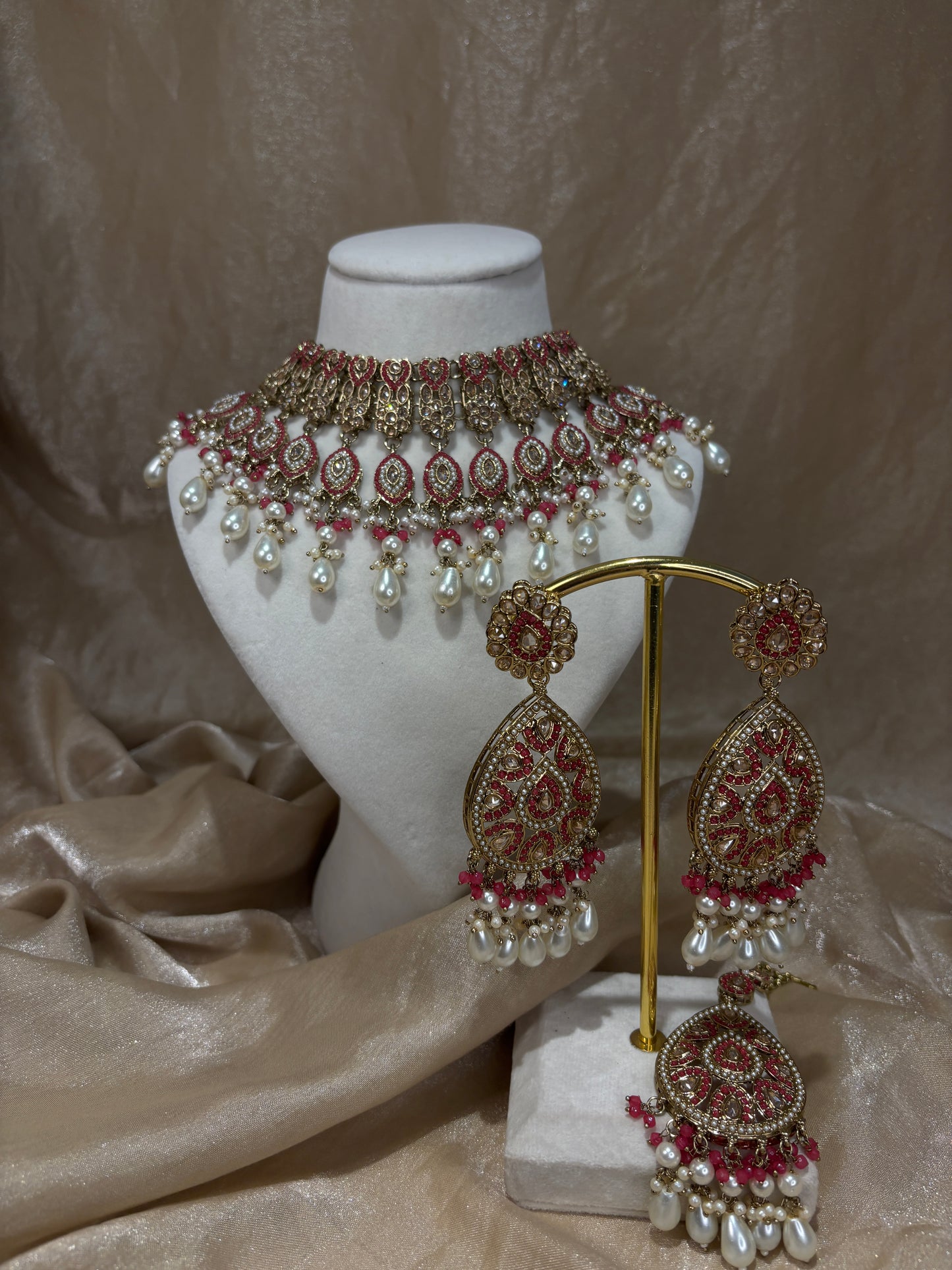 Statement red choker set