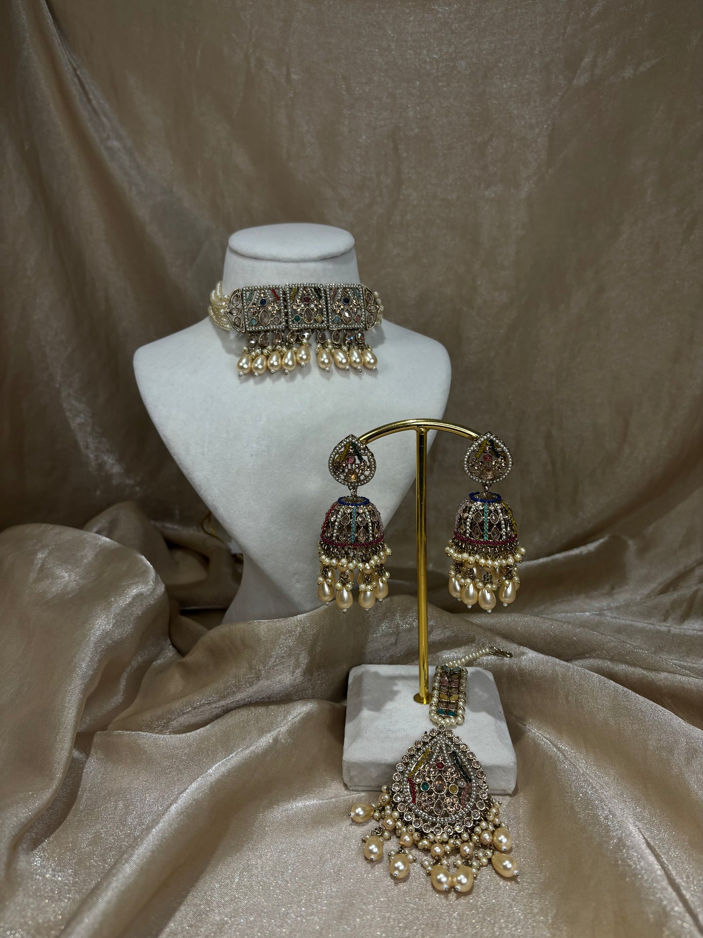 Multi-colour choker set