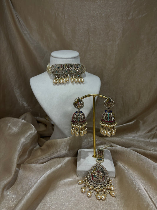 Multi-colour choker set