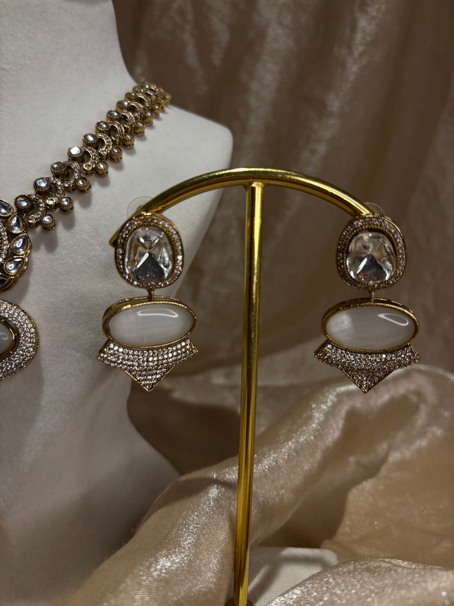 White/gold necklace set