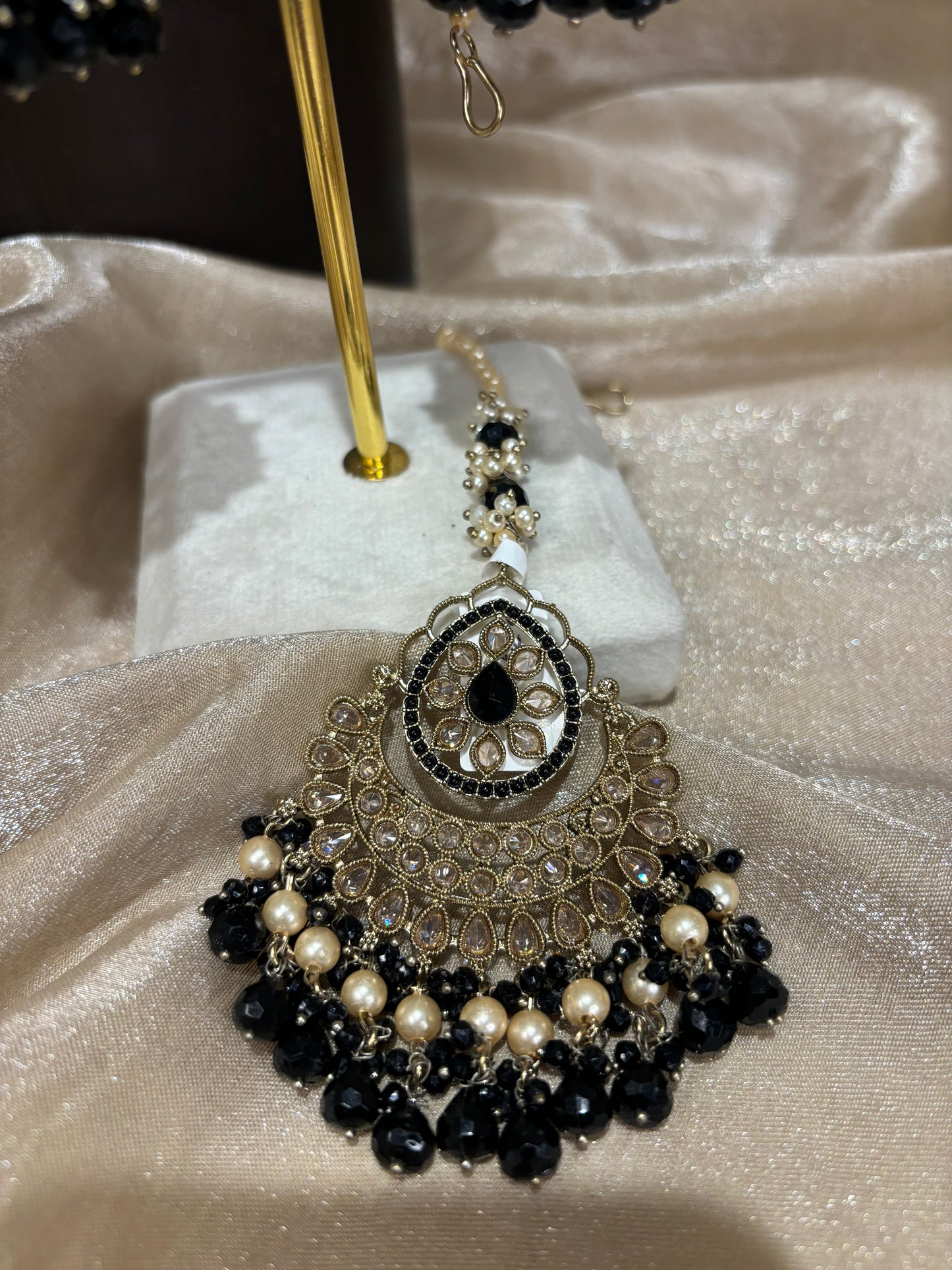 Black earring/tikka set