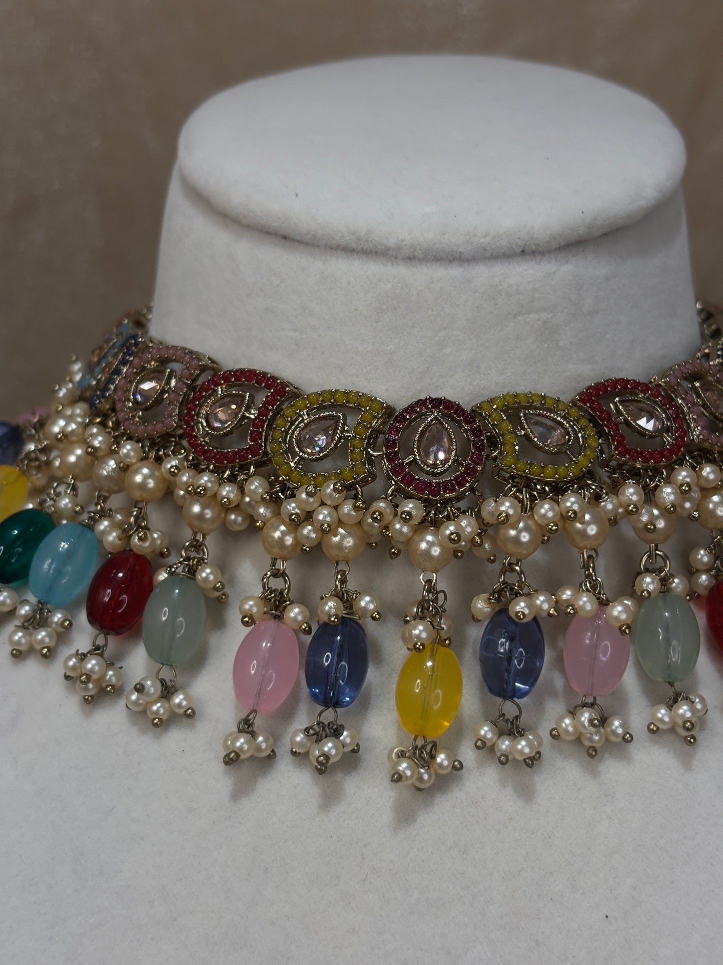 Multi-colour choker set