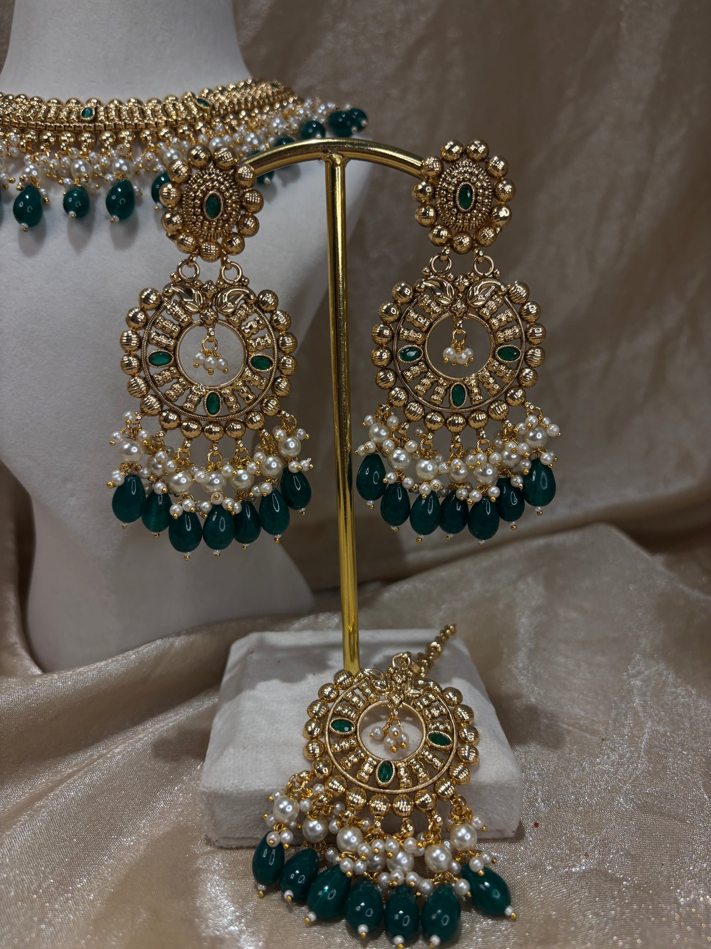 Emearld green antique gold necklace set