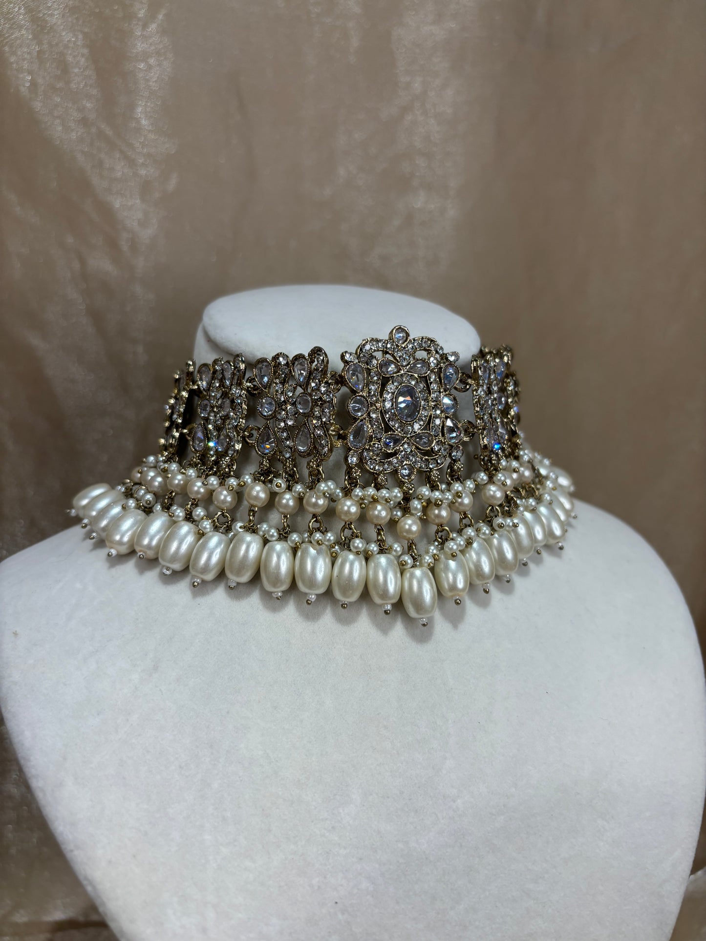 White-gold choker set