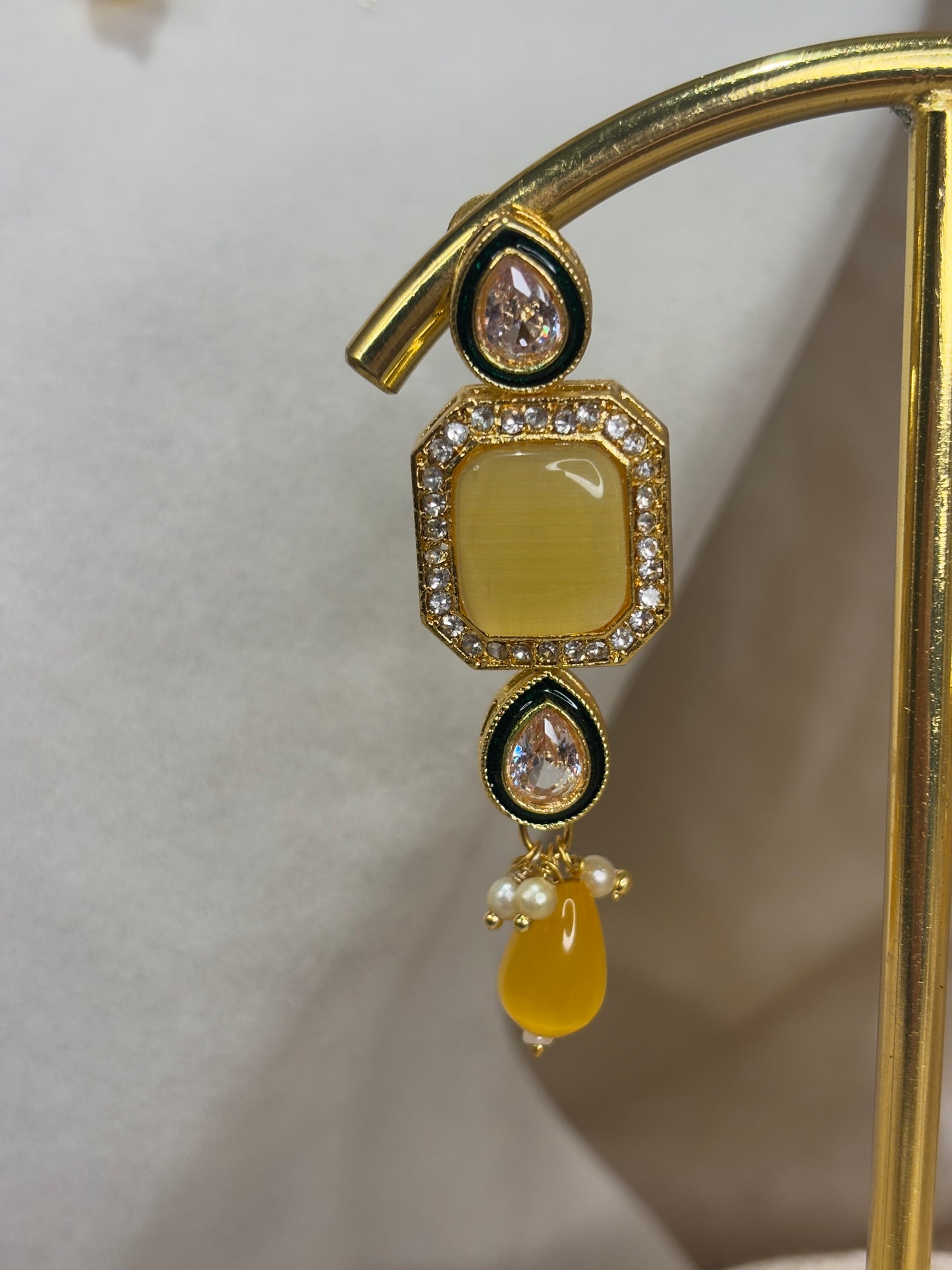 Yellow choker set