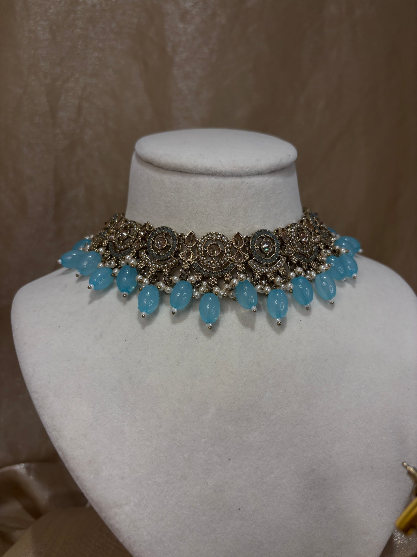 Light blue choker set
