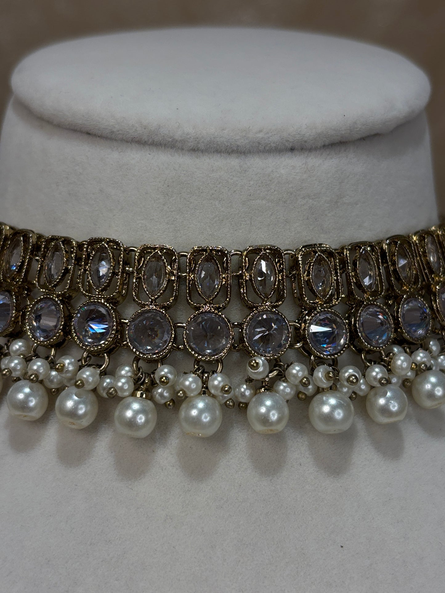 White/gold choker set